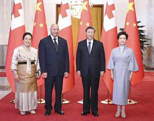 11月25日上午，国家主席习近平在北京人民大会堂会见来华进行国事访问的汤加国王图普六世。这是习近平和夫人彭丽媛同图普六世和王后娜娜茜帕乌合影。